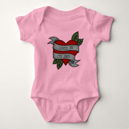 LOVED BY MYパパ-ハート – タトゥー ベビーボディスーツ