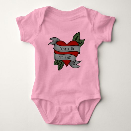 LOVED BY MYパパ-ハート – タトゥー ベビーボディスーツ (正面)