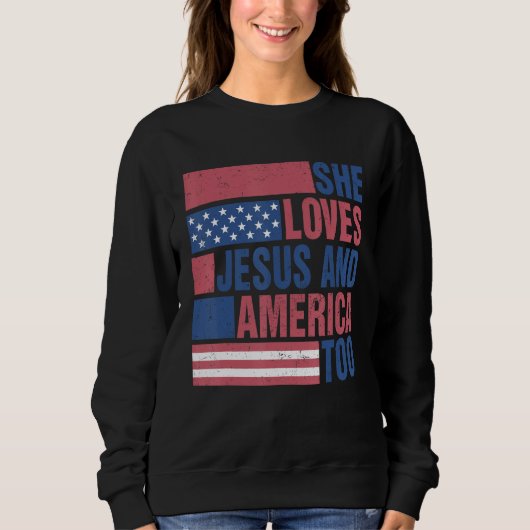 Loves Jesus And America Too Retro 4th of July Prou スウェットシャツ (正面)