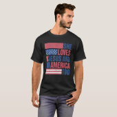 Loves Jesus And America Too Retro 4th of July Prou Tシャツ (正面フル)