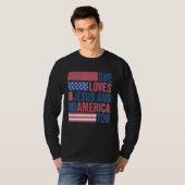 Loves Jesus And America Too Retro 4th of July Prou Tシャツ (正面フル)