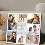 Loving Life With You 7 Photo Collage – グレー フォトプラーク<br><div class="desc">写真モダンのコラージュ。7枚の写真でパーソナライズできお気に入りのる。テンプレートは、上から時計回りに動作して、写真を追加する準備ができて離れいる。写真はグレーの背景とシンプルグレーの背景にスタイリッシュ設定されている。スクリプ読トと大エレガントタイポグラフィの中の「愛しモダンて生きる」の文言。私たちの店を参照して代替のスタイルや色を探しなさい。</div>