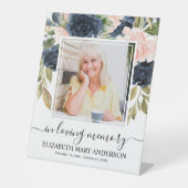 Loving Memoryピンクのネイビーフローラ葬儀の写真 台座サイン (正面)