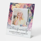 Loving Memoryムーディフローラ葬儀の写真 台座サイン (正面)