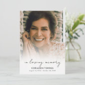 Loving Memory写真のミニマルなスクリプト葬儀 招待状 (スタンド正面)