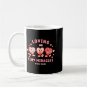 Loving On Tiny Miracles Nicu Squad Valentines Neon コーヒーマグカップ (左)