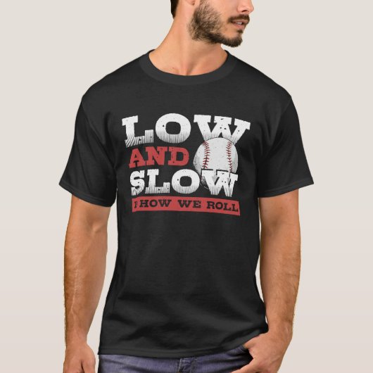 Low and Slow Is How We Roll  Slowpitch Softball Sl Tシャツ (正面)