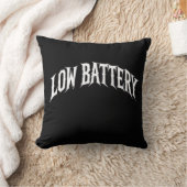 LOW BATTERY Distorted Gothic Text Design クッション (ブランケット)