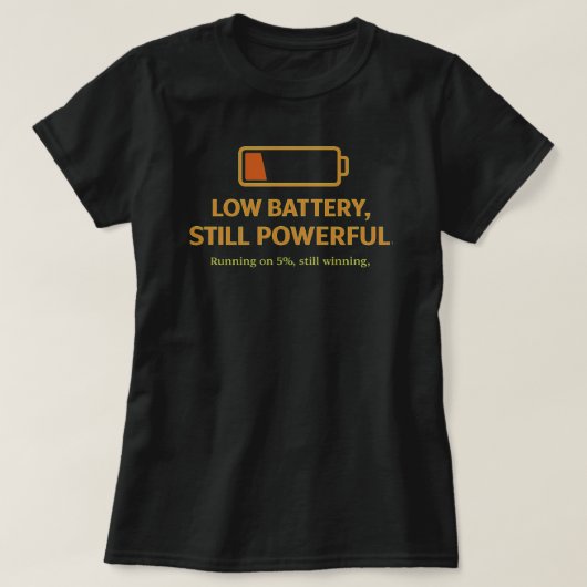 Low Battery Still Powerful Funny MotivationalQuote Tシャツ (デザイン正面)