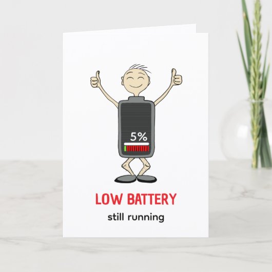 Low Battery Still Running Funny Birthday Card シーズンカード (正面)