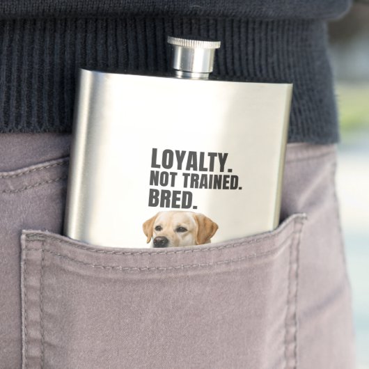 Loyalty. Not Trained. Bred. Yellow Lab フラスク (インサイチュ)