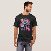 Lpn Rainbow Leopard Stethoscope Nursになる誇りを持ったには Tシャツ (正面フル)