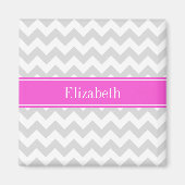Ltグレーホワイトシェブロンホットピンク名モノグラム マグネット (正面)