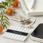 Ltグレーホワイトストライプブラックネームモノグラム キーホルダー (正面右)