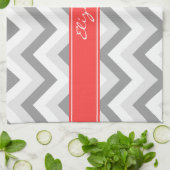 Ltグレーメッドグレーホワイトシェブロンコーラルネームモノグラム キッチンタオル (折り畳み)