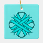 Ltブルー/ティール（緑がかった色）クローバーリボンバイK Yoncich セラミックオーナメント (正面)