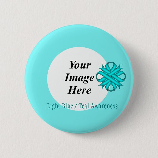 Ltブルー/ティール(緑がかった色)クローバーリボンTmpl by Kenneth Yoncich 缶バッジ (正面)