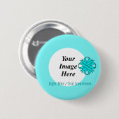 Ltブルー/ティール(緑がかった色)クローバーリボンTmpl by Kenneth Yoncich 缶バッジ (正面&裏面)