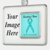 Ltブルー/ティール(緑がかった色)標準リボンTmpl(H-I)by K Yoncich シルバープレートフレームオーナメント (左)