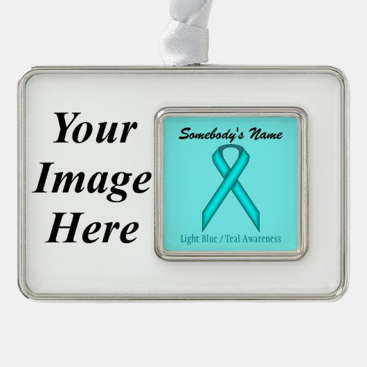 Ltブルー/ティール(緑がかった色)標準リボンTmpl(H-I)by K Yoncich シルバープレートフレームオーナメント (正面)