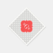 Lt灰色の白は珊瑚の赤いクローバー3のモノグラムに点を打ちます スタンダードカクテルナプキン (角)