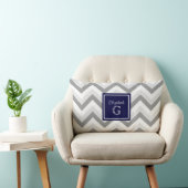 Lt 2 Gray Wht Chevron SQ Navy Blue Nameモノグラム ランバークッション (椅子)
