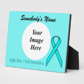 Lt Blue/ティール(緑がかった色)標準リボンテンプレートby K Yoncich フォトプラーク (側面)