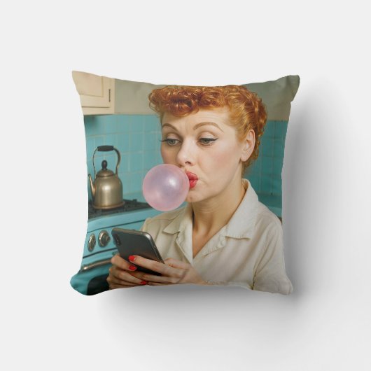 Lucille Ball Texting On a Cell Phone クッション (正面)
