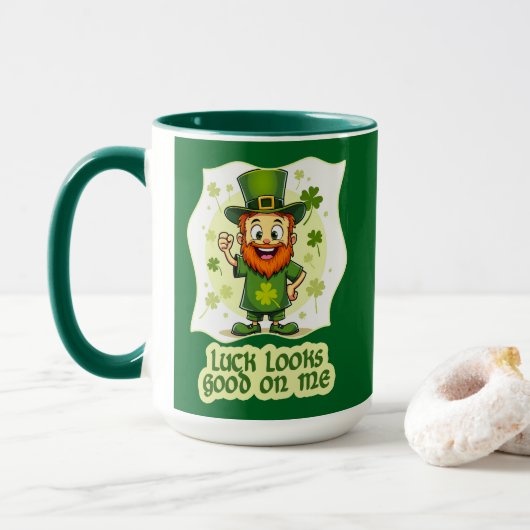 Luck Looks Good on Me St Patrick’s Day - caneca マグカップ (ドーナツ付き)