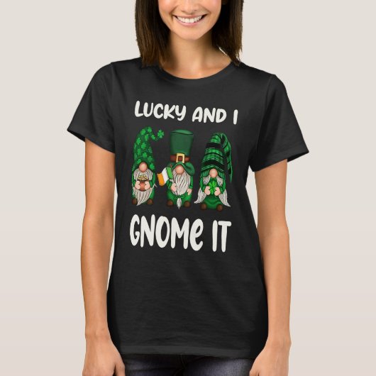 Lucky And I Gnome It St Patrick's Day 3 Gnomes Sha Tシャツ (正面)