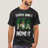 Lucky And I Gnome It St Patrick's Day 3 Gnomes Sha Tシャツ (正面)