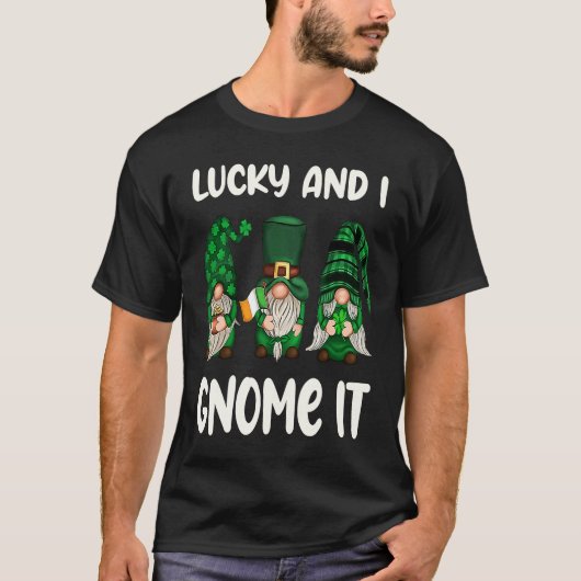 Lucky And I Gnome It St Patrick's Day 3 Gnomes Sha Tシャツ (正面)