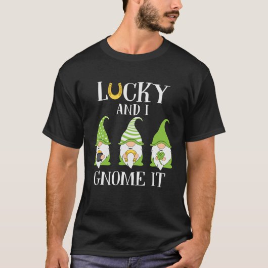 Lucky and I Gnome It Three Lucky Gnomes St Patrick Tシャツ (正面)