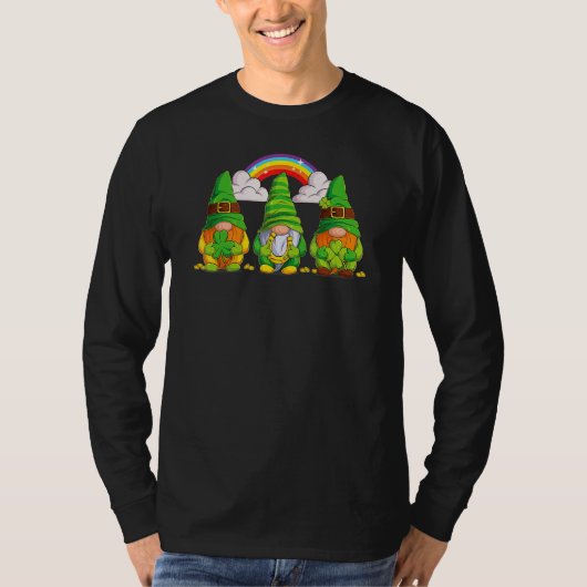 Lucky Gnomes Holding Shamrock Clover And Horseshoe Tシャツ (正面)