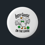 Lucky Goose On The Loose Funny Goose Shamrock 缶バッジ<br><div class="desc">Lucky Goose On The Loose Funny Goose Shamrock St Patrick Day</div>