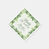 Lucky in Love Green Shamrock Bridal Shower  スタンダードカクテルナプキン (角)