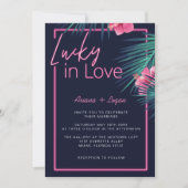 Lucky In Love Neon Pink Tropical Retro Wedding 招待状 (正面)