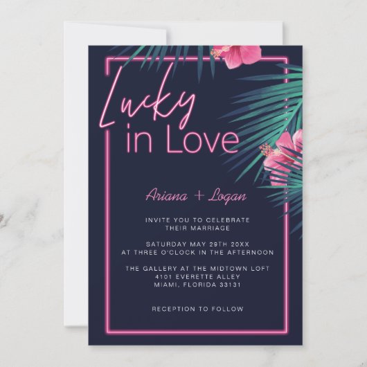 Lucky In Love Neon Pink Tropical Retro Wedding 招待状 (正面)