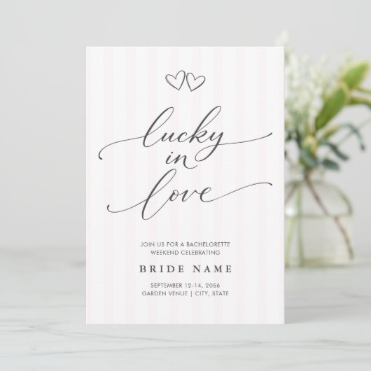 Lucky in Love Script Stripe Bachelorette Weekend 招待状 (スタンド正面)