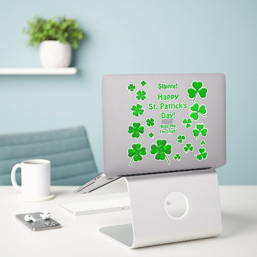 Lucky Irish Shamrocks Personalized シール (デスク上のノートパソコン)