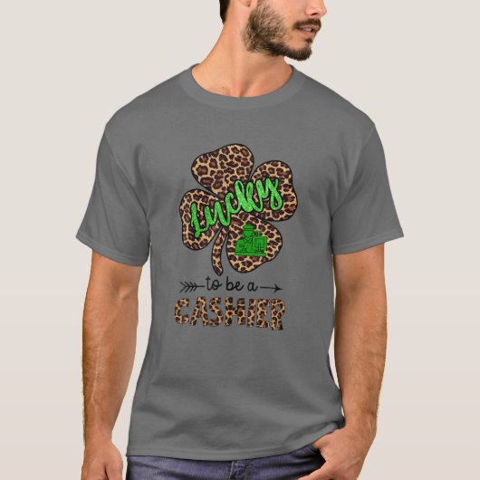 Lucky To Be A Cashier Leopard Print Shamrock St Pa Tシャツ (正面)