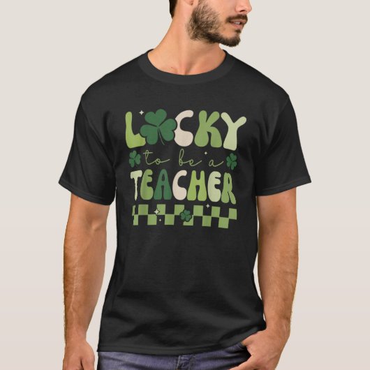 Lucky To Be A Teacher Groovy Retro Shamrock St Pat Tシャツ (正面)