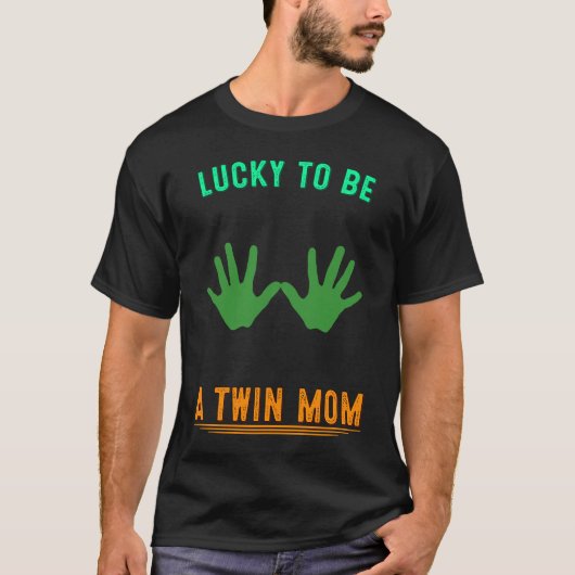 Lucky To Be A Twin Mom Patricks Day  Humor Tシャツ (正面)