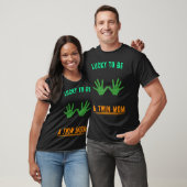 Lucky To Be A Twin Mom Patricks Day  Humor Tシャツ (ユニセックス)