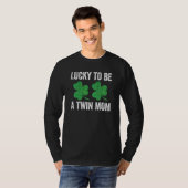 Lucky To Be A Twin Mom St Patricks Day Mother Fami Tシャツ (正面フル)