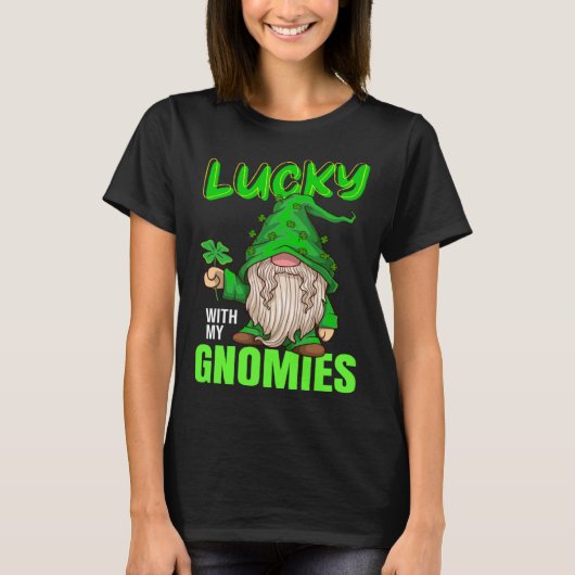 lucky with my gnomies Irish st patricks day gnome Tシャツ (正面)
