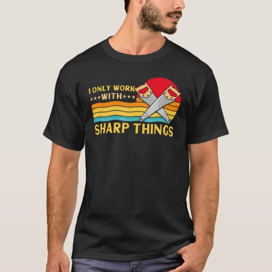 Lumberjack Iは鋭い物を見ただけで動作 Tシャツ (正面)