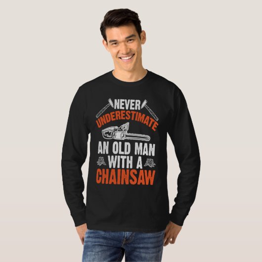Lumberjack Never Underestimate An Old Man Chainsaw Tシャツ (正面フル)