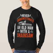 Lumberjack Never Underestimate An Old Man Chainsaw Tシャツ (正面)