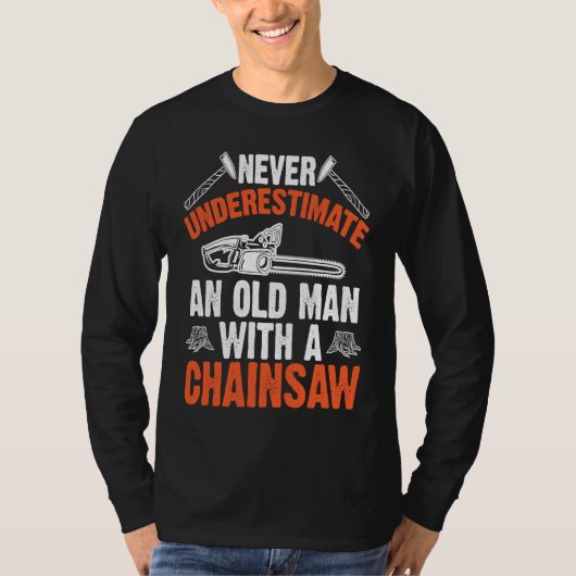 Lumberjack Never Underestimate An Old Man Chainsaw Tシャツ (正面)